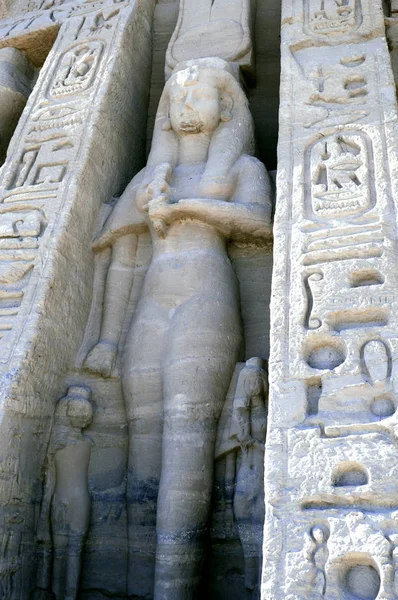 Dev bir Antik Mısır tapınağında bir Firavun Heykeli — Stok fotoğraf