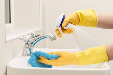 Ellerinde eldiven banyo lavabo regl üzerinde sıvı sabun püskürtme
