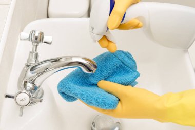 Eldivenli elleri bez banyo lavabo üzerinde deterjan püskürtme yükü