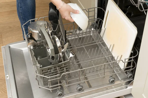 Mano della donna Posizionamento di una ciotola in lavastoviglie Rack — Foto Stock