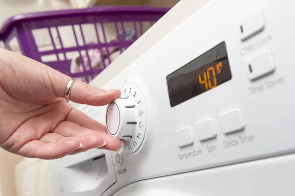 El bir giysi kurutma makinesi ayarları düğme ayarlama — Stok fotoğraf