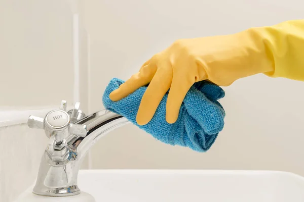 Torneira de limpeza de mão enluvada usando Rag azul no banheiro — Fotografia de Stock