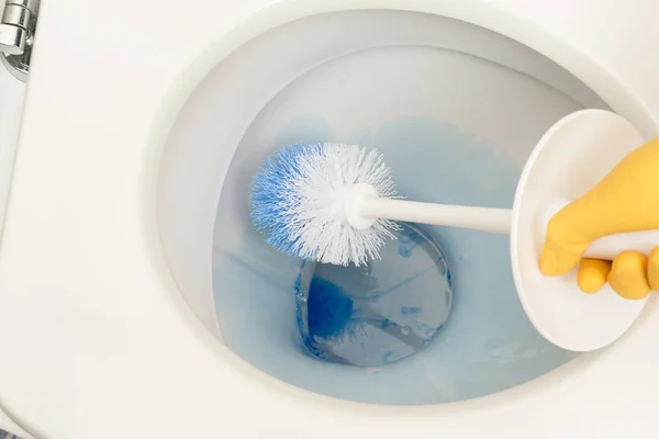 물에 파란색 세제로 손 닦 고 화장실 오버 헤드 보기 — 스톡 사진