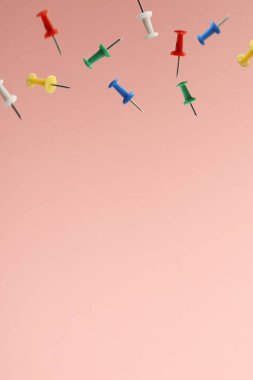 Renkli düşen başlık resmi ile kopya alanı Bott, raptiye