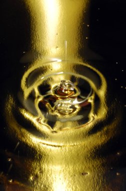 Su damla oluşturma dalgaların üzerinde sarı ışık