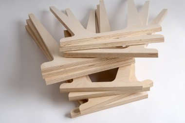 Kontrplak masa ayakları derleme için yığını