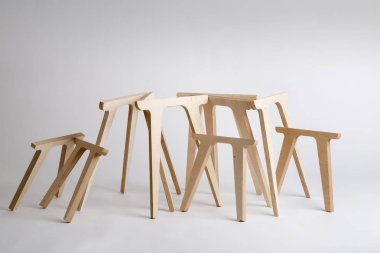 Gri arka plan üzerinde irili ufaklı ahşap masa ayakları