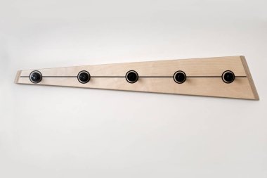 Beş beyaz arka plan üzerinde Modern ahşap elbise askısı Peg