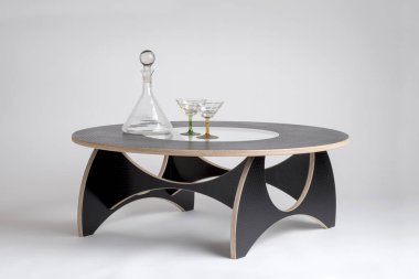 İçme cam siyah tasarımcı yuvarlak masa üzerinde ayarla