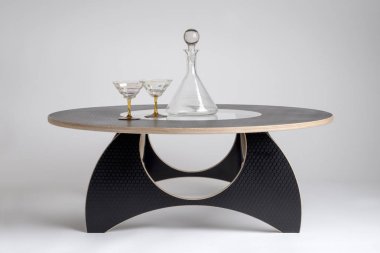 Cam aperatif ve şişesi üzerinde siyah tasarımcı yuvarlak masa