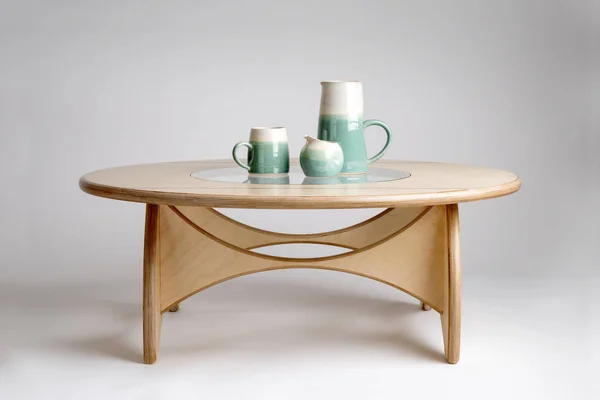 Ensemble de boissons en céramique sur la table ronde de concepteur de bois naturel — Photo