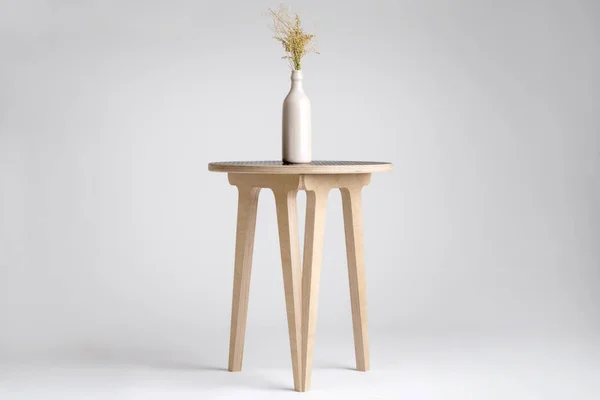 Vase bouteille sur un tabouret en bois moderne — Photo