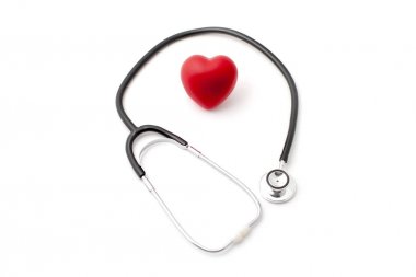 Kırmızı lastik kalp ve beyaz arka plan üzerinde izole Stehoscope