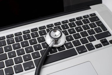 Stetoskop bir dizüstü bilgisayarda, bilgisayar teşhis kavramı