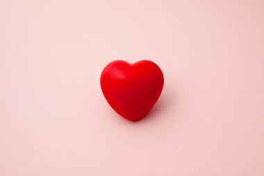 Tek kırmızı lastik veya 3d kalp pembe arka plan izole