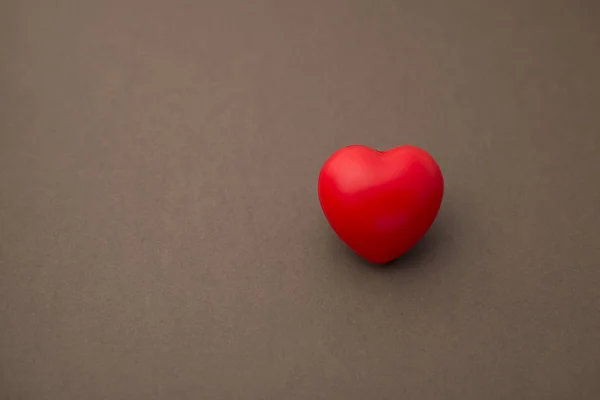 빨간 고무 심장 갈색 배경 복사 공간에 고립 — 스톡 사진