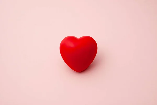 단일 빨간색 고무 또는 분홍색 배경에 고립 된 3d 심장 — 스톡 사진