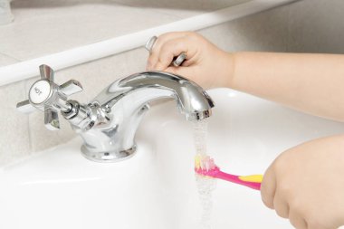Çocuk banyo lavabo su çalışan diş fırçası durulama
