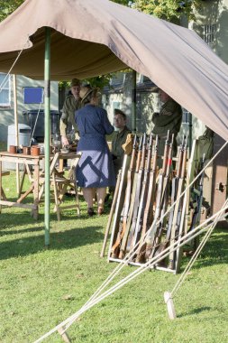 Askeri personel ile yaşlı bayan bir çadırda sohbet