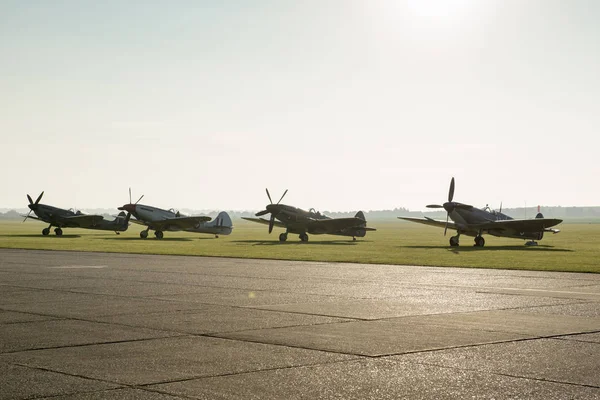 Flota de aviones Spitfire estacionados junto a la pista —  Fotos de Stock
