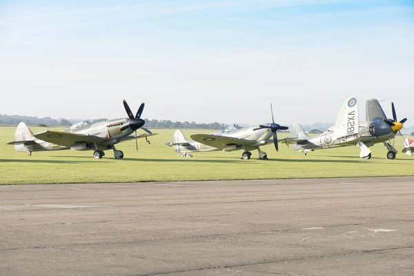 Spitfires y un avión de hélice de furia marina junto a una pista —  Fotos de Stock