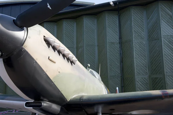 Aviones Spitfire Vintage en frente de un hangar —  Fotos de Stock