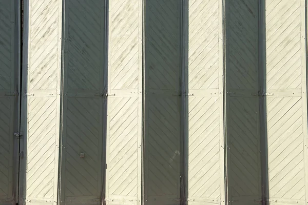 Puertas plegables de madera de un hangar de aviones para fondos —  Fotos de Stock