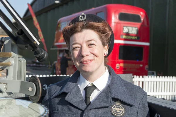 Donna sorridente in uniforme del Royal Observer Corps — Foto Stock