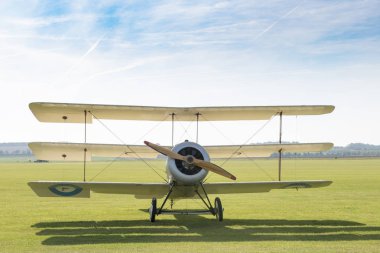 Bir Triplane yere önden görünümü