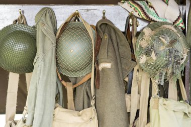 Vintage İngiliz askeri üniforma ve rafta asılı kask