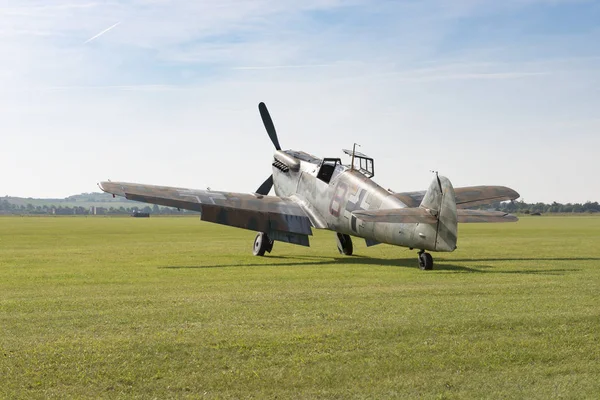 Avión de caza alemán Bf 109 estacionado en campo de hierba —  Fotos de Stock