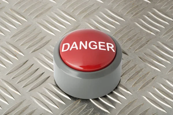 Кнопка "Красная опасность" на фоне алюминиевой алмазной плиты — стоковое фото