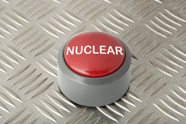 Botón rojo etiquetado como 'nuclear' en la placa de diamante de aluminio — Foto de Stock