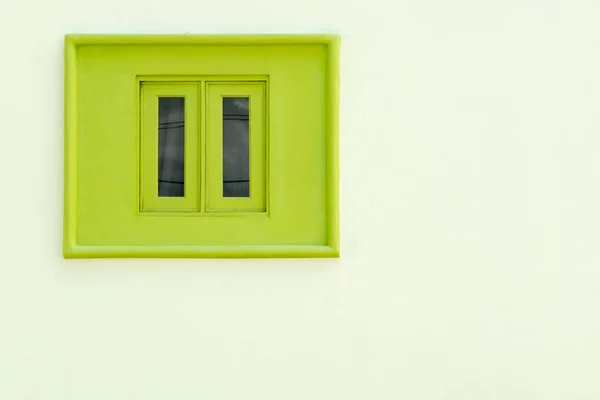 Janela verde pintado na parede branca espaço de cópia — Fotografia de Stock
