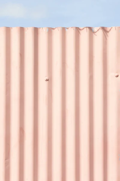 Hoja de hierro corrugado rosa y cielo azul para fondos —  Fotos de Stock
