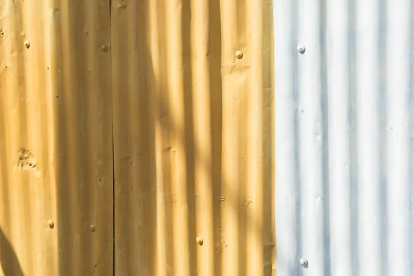 Chapas de aço corrugado amarelas e azuis para fundos — Fotografia de Stock