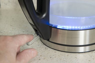 Parmak basarak bir elektrikli su ısıtıcısı güç anahtarı