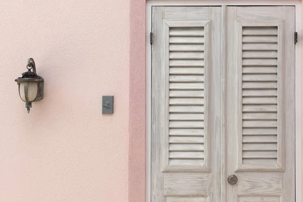 Porta de madeira, campainha, e Sidelight na parede rosa — Fotografia de Stock