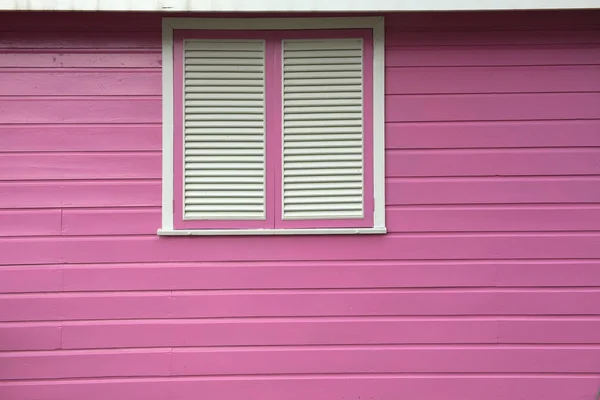 Pared de madera rosa con ventana de lóbulo a juego de colores —  Fotos de Stock