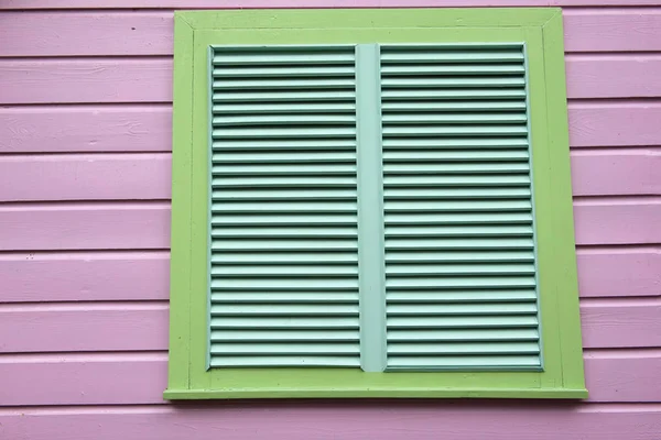 Janela cortada verde na parede do painel de madeira rosa — Fotografia de Stock