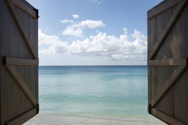 Ocean i niebieski niebo z otwartego okna — Zdjęcie stockowe