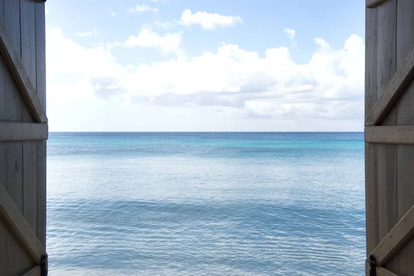 Niebieskie morze i niebo z otwartego okna drewniane — Zdjęcie stockowe