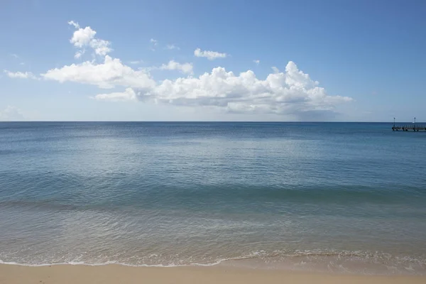 Piękny widok na błękitne morze, niebo, a molo od wybrzeża — Zdjęcie stockowe
