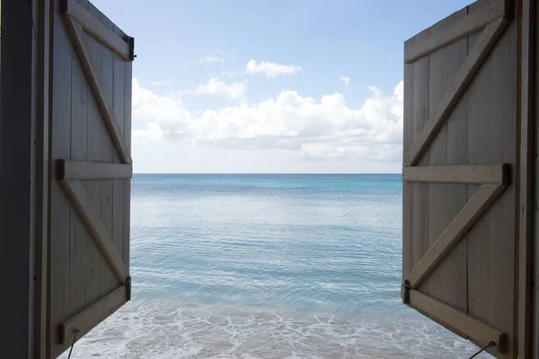 Piękny widok na Ocean i błękitne niebo z otwartego okna — Zdjęcie stockowe