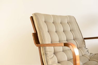 Beyaz arka planda gri perçinli yastık ile ahşap tekli