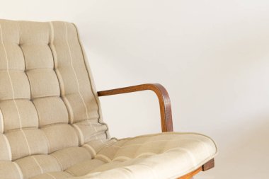 Perçinli yastık sırt üzerinde beyaz bir arka plan ile koltuk