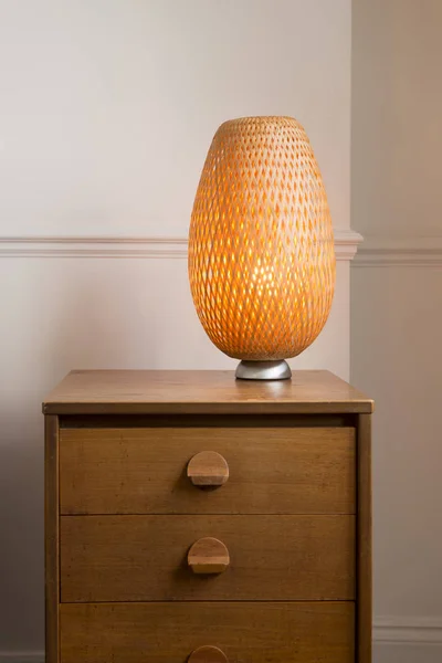 Lampe de bureau tissée de style vintage sur tiroir en bois — Photo