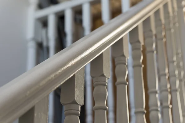 Nahaufnahme bemalter weißer Treppengeländer aus Holz — Stockfoto
