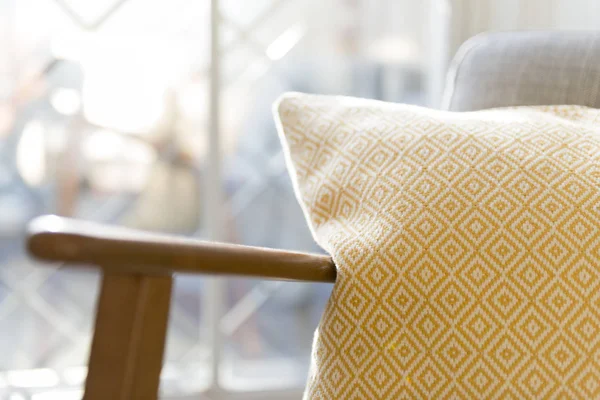 Close Up de travesseiro por um apoio de braço de cadeira de madeira — Fotografia de Stock