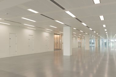 Boş ofis iç aydınlatmalı tavan ışıkları ile